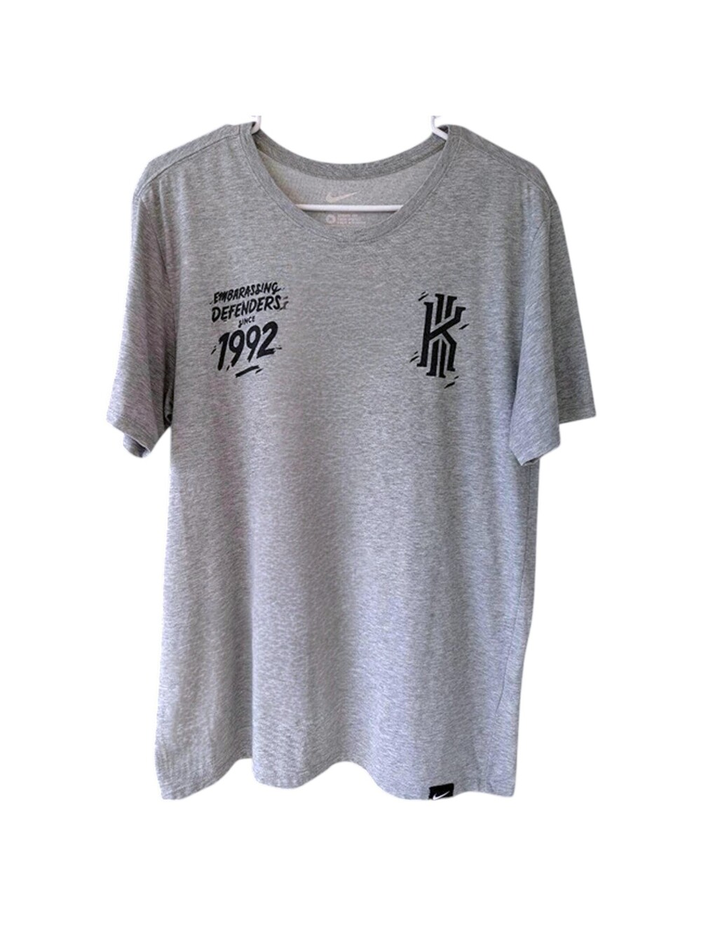 Nike Kyrie Irving T-Shirt Medium Gray Embarrassing Defenders Basketball 20x27.5